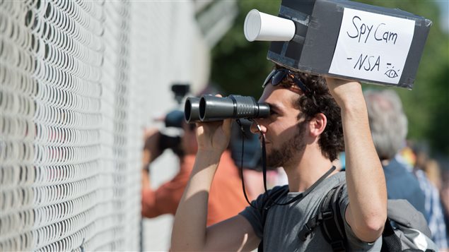 Des manifestants protestent devant les bureaux de la National Security Agency à Griesheim, en Allemagne