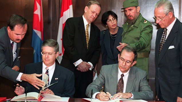 (27 avril 1998) Le président cubain discute avec le premier ministre canadien Jean Chrétien durant la signature de trois accords bilatéraux sur les soins de santé, la production audio-visuelle et les sports. L’ambassadeur canadien à Cuba, Keith Christie, et son homologue cubain, Bienvenido Garcia, signent le document. 