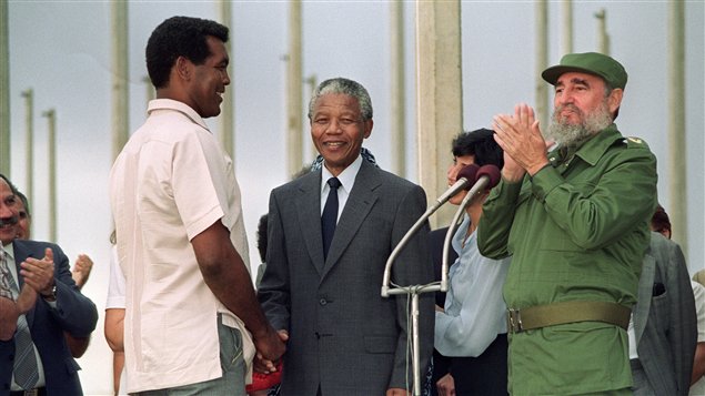En La Habana, Cuba, Nelson Mandela y Fidel Castro reciben al boxeador olímpico cubanoTeofilo Stevenson. Foto tomada el 25 de abril de 1991, durante inauguración de la villa de los Juegos Panamericanos.