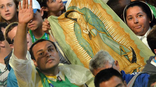 Des fidèles accueillent le pape françois au Brésil.