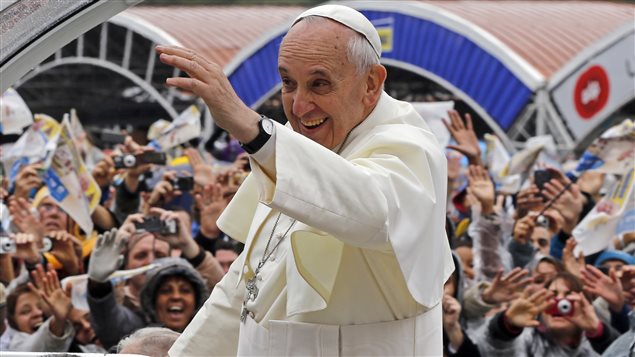 La pape Francois tout sourire.