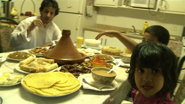 لقطة من إفطار رمضاني في مدينة ريموسكي في مقاطعة كيبيك (أرشيف)
