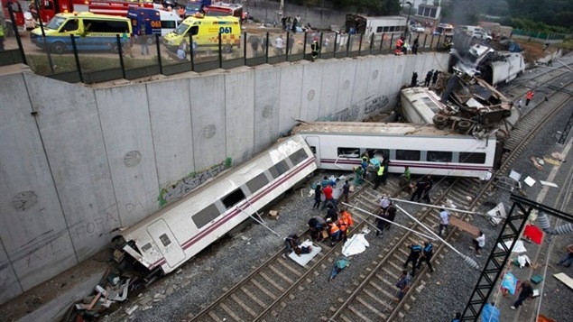 Al menos 80 personas perdieron la vida en el descarrilamiento de un tren en España. 