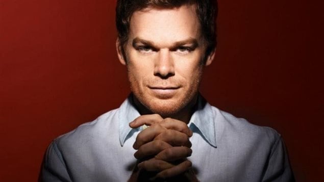 La série Dexter diffusée sur les ondes de Showtime aux États-Unis met en scène un spécialiste dans l'analyse de traces de sang, Dexter Morgan, qui est un tueur en série psychopathe. 