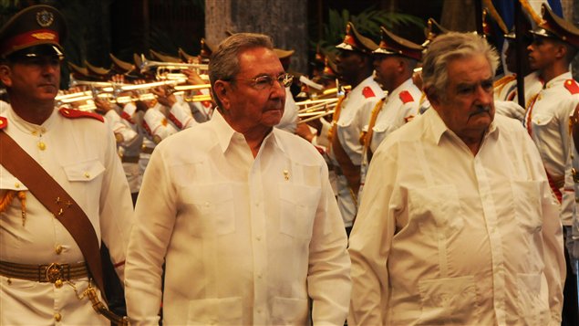 El presidente cubano Raúl Castro recibe la visita de su homólogo uruguayo, José Mujica, en La Habana.