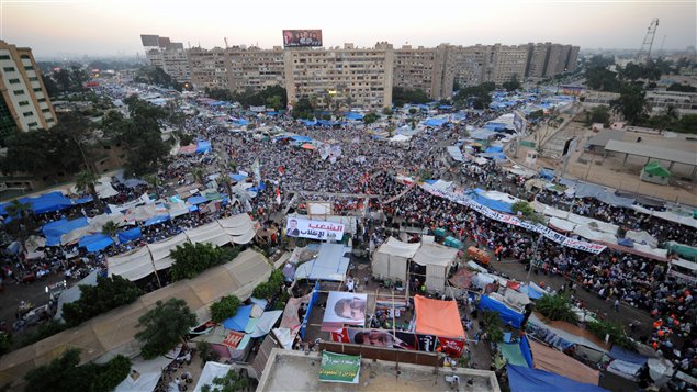 مؤيدون لمحمد مرسي في تجمعات وسط القاهرة