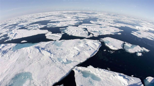  Fonte des glaces arctiques telle que vue du pont du brise-glace canadien Louis S. St-Laurent.