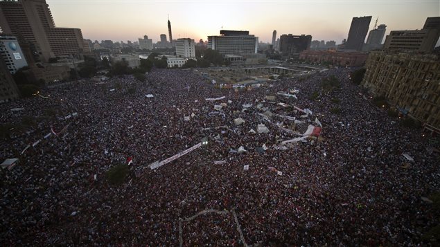 معارضو الرئيس المصري المعزول محمد مرسي يملأون ميدان التحرير في القاهرة اليوم تلبية لدعوة قائد الجيش الفريق أول عبد الفتاح السيسي
