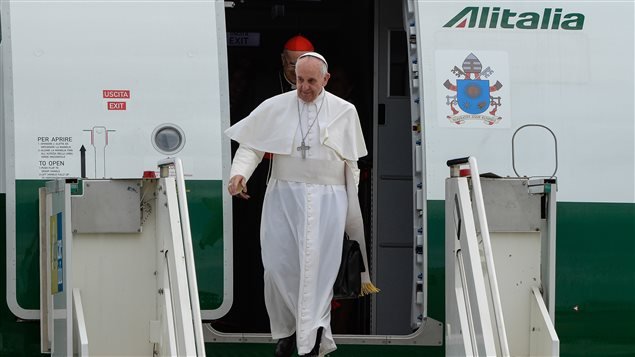 El Papa Francisco llegando al aeropuerto de Roma luego de haber discutido sobre homosexualidad con los periodistas, en el avión. 