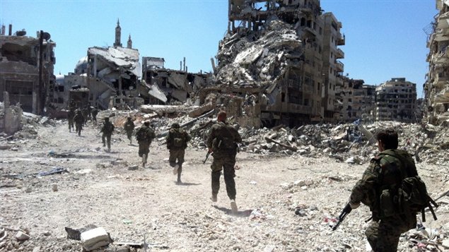 دورية لجنود نظاميين في حي الخالدية المدمر