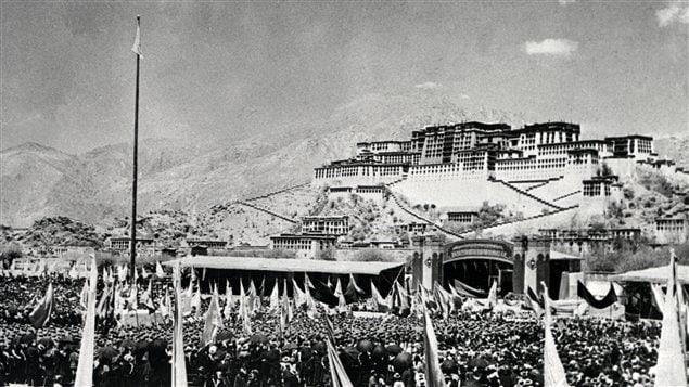 (10 mars 1959) Des milliers de Tibétains sont rassemblés devant le palais de Potala, la résidence du dalaï-lama, durant la révolte du 10 mars 1959. L'échec de ce soulèvement mènera à l'exil de leur chef spirituel. (10 mars 1959) Des milliers de Tibétains sont rassemblés devant le palais de Potala, la résidence du dalaï-lama, durant la révolte du 10 mars 1959. L'échec de ce soulèvement mènera à l'exil de leur chef spirituel.