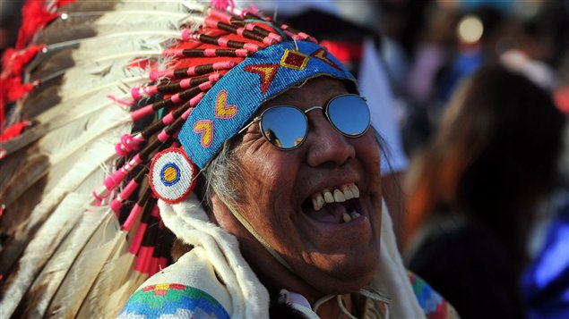 Un chef amérindien en costume de cérémonie . Au Canada, les Amérindiens et les Inuits représente un vingtième de la population canadienne et ils sont pratiquement les seuls occupants des trois quarts de tout notre territoire national.