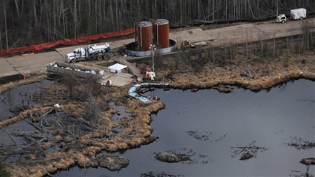  Vue aérienne d'une fuite de pétrole en Alberta en 2011