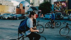 Cam Novak propose des tours à vélo d'art de rue qui sillonnent les rues et ruelles moins connues de Montréal. Photo: Nitrography Cam Novak propose des tours à vélo d'art de rue qui sillonnent les rues et ruelles moins connues de Montréal. Photo: Nitrography
