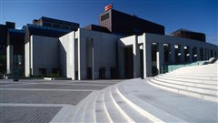 Le Musée d'art contemporain de Montréal trône en plein coeur du Quartier des spectacles. Crédit: Nat Gorry. Le Musée d'art contemporain de Montréal trône en plein coeur du Quartier des spectacles. Crédit: Nat Gorry.