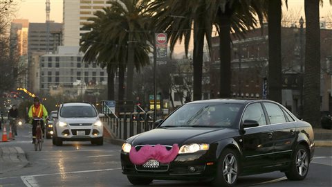 Une voiture et sa moustache rose de l’application Lyft