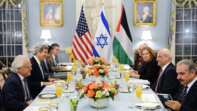 وزير الخارجية الأميركي مستضيفا الوفدين الفلسطيني والإسرائيلي