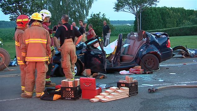 L'automobile s'est retrouvée sous les roues d'un tracteur.