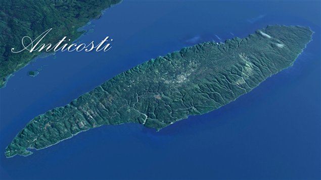 Presque aussi vaste que la Corse mais habitée par seulement deux cent trente personnes, l'île d'Anticosti cache de vastes réserves pétrolières.