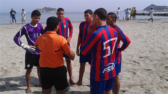 Los equipos se preparan para un juego de fútbol playa en Santa Marta.