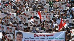 تظاهرة تضم آلاف الأشخاص من مؤيدي مرسي