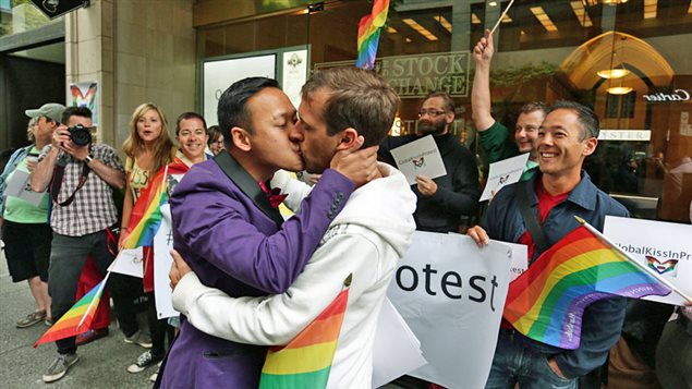 Des militants s'embrassent devant le consulat de Russie à Vancouver, le 2 août 2013, dans le cadre d'un kiss-in pour protester contre les nouvelles lois russes anti-homosexualité.