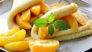 Crêpes aux pêches et au caramel