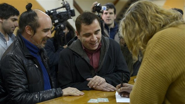 Rodrigo Borda (izquierda) y Sergio Miranda cuando pedían información para presentar la solicitud de matrimonio. Una nueva ley entró, hoy en vigencia y permite las bodas entre personas de un mismo sexo. 