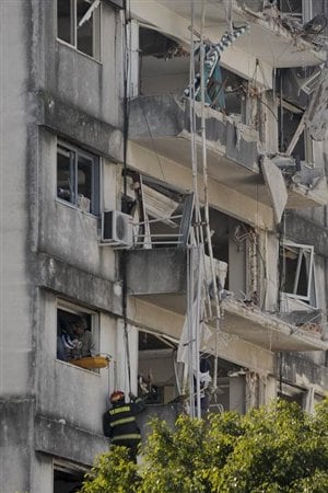 Operaciones de rescate en el edificio afectado por una explosión de gas en Rosario, Argentina.  