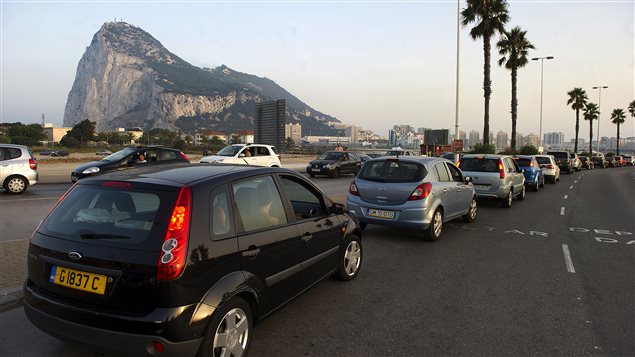 Les voitures font la file pour passer la frontière entre l'Espagne et le territoire britannique de Gibraltar, le 5 août 2013.
