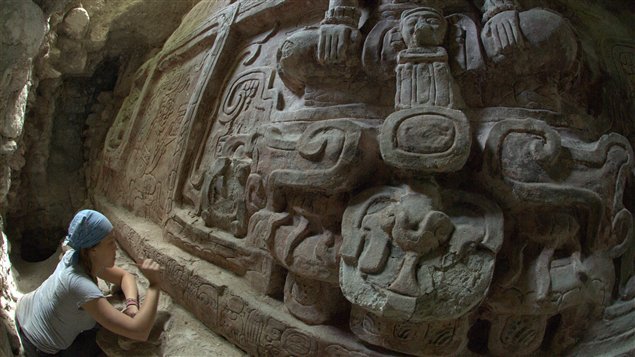 Una arqueóloga limpia el friso Maya que fue descubierto hace unas semanas, al norte de Guatemala.