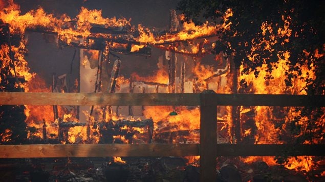 Des bâtiments en flammes dans le sud de la Californie