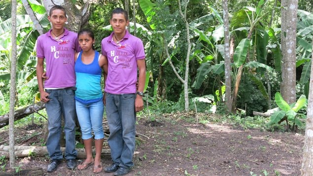 Jennifer se llama la jovencita que aparece en la foto, junto a sus dos hermanos. Ella es una de las estudiantes de la formación de agroecología que creó SUCO en Nicaragua. El objetivo de Jennifer: ayudar a sus dos hermanos que son sordomudos.