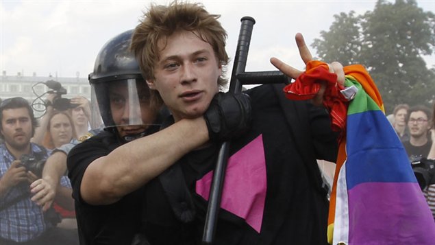 在圣彼得堡，俄国警察抓捕一名同性恋活动人士。