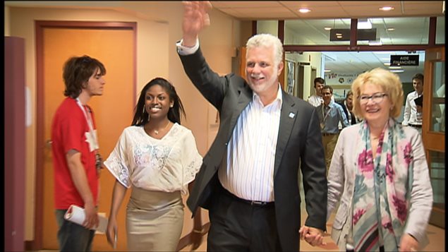 Le chef Philippe Couillard arrive au congrès aux côtés de la présidente de la Commission-jeunesse Madwa-Nika Cadet Le chef Philippe Couillard arrive au congrès aux côtés de la présidente de la Commission-jeunesse Madwa-Nika Cadet