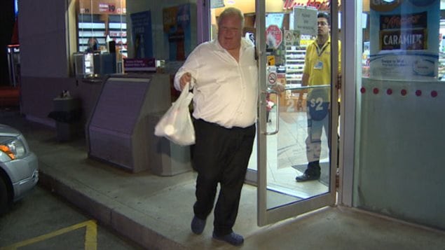 Le maire de Toronto, Rob Ford, quittant une station-service d'Etobicoke vers 1 h du matin, samedi