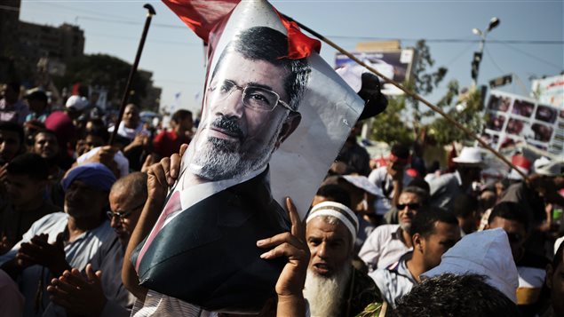 مؤيدو الرئيس المعزول محمد مرسي يواصلون اعتصامهم 