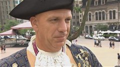 مدير عام المهرجان ستيفان باران بزي تقليدي