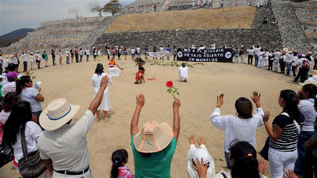 Las protestas contra las mineras se han dado también en México. Aquí, el 23 de marzo del 2013, un grupo protesta en el sitio arqueológico de Xichicalco contra la posible explotación de una mina, a cielo abierto, por una minera canadiense.