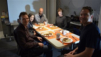 Mars One : Une mission aller seulement sans possibilité de retour ! 130814_gj5tp_mars-simulation-repas_6