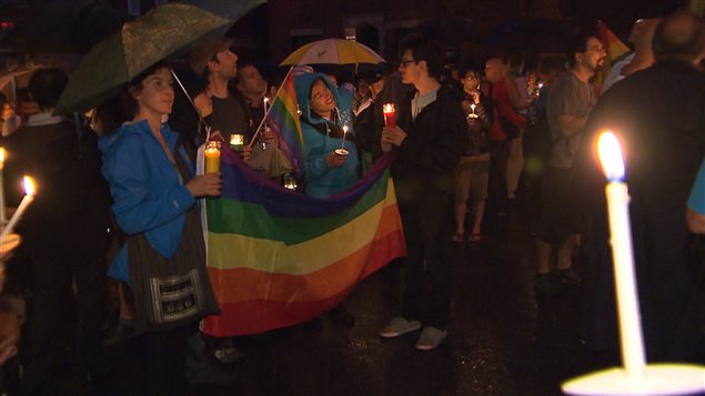 La pluie n'a pas découragé les manifestants venus dénoncer la loi russe réprimant l'homosexualité.
