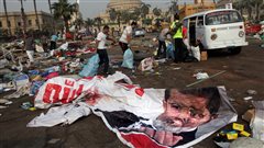 مصريون يبحثون عن امتعتهم في أعقاب فض الاعتصام بالقوة