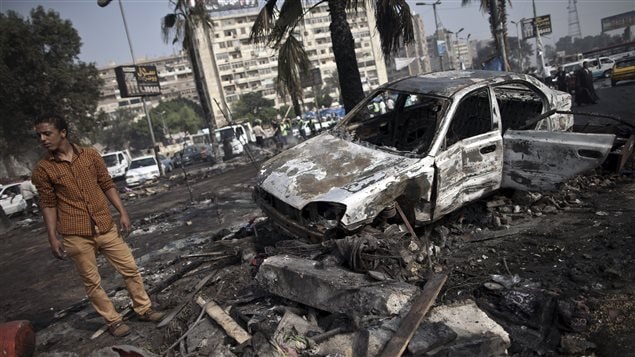 دمار في منطقة رابعة العدوية بعد تدخل الشرطة لفض الاعتصام بالقوة