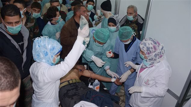 Médicos sirios curando a un herido luego del presunto ataque con armas químicas ocurrido en Khan al-Assal, el pasado mes de marzo. 