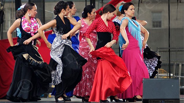 Los coloridos trajes de las bailarinas de flamenco, con diseños lisos y estampados, le dan a este arte un toque vistoso y elegante. Tradicionalmente, las bailarinas llevan el pelo recogido en un moño.