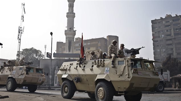 El Ejército de Egipto tomó posiciones estratégicas en la capital, El Cairo, para enfrentar cualquier eventualidad.  