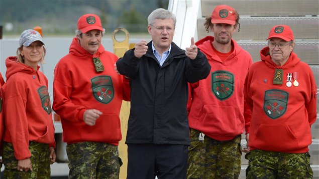 Le premier ministre canadien Stephen Harper à son arrivée en 2013 à Whitehorse, au Yukon, première étape d'une tournée de six jours dans l'Arctique.