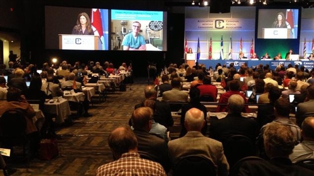 Des délégués écoutent l'allocution de la ministre fédérale de la Santé Rona Ambrose au congrès de l'Association médicale canadienne, le 19 août 2013 à Calgary.