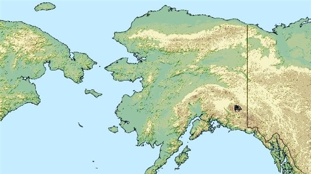 Le territoire de l'Alaska se trouve à l'ouest du Canada et une portion à la droite de la ligne verticale soutire même au Canada une bonne partie de la côte nordique nord-américaine.