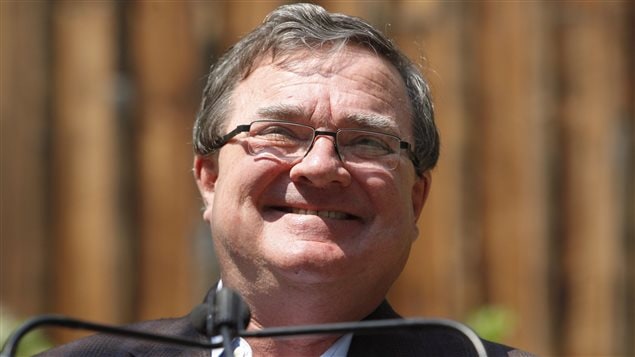 Le ministre Jim Flaherty en conférence de presse à Wakefield, au Québec.